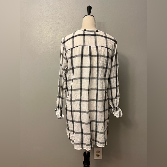 Old Navy Black and White Plaid V-neck Button-up Tunic Shirt - Size Large - Picture 4 of 8